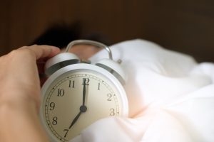 Réveil matinal sur table de nuit indiquant les heures de sommeil