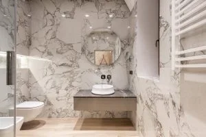 Chambre paisible la nuit avec lit confortable et lumière douce