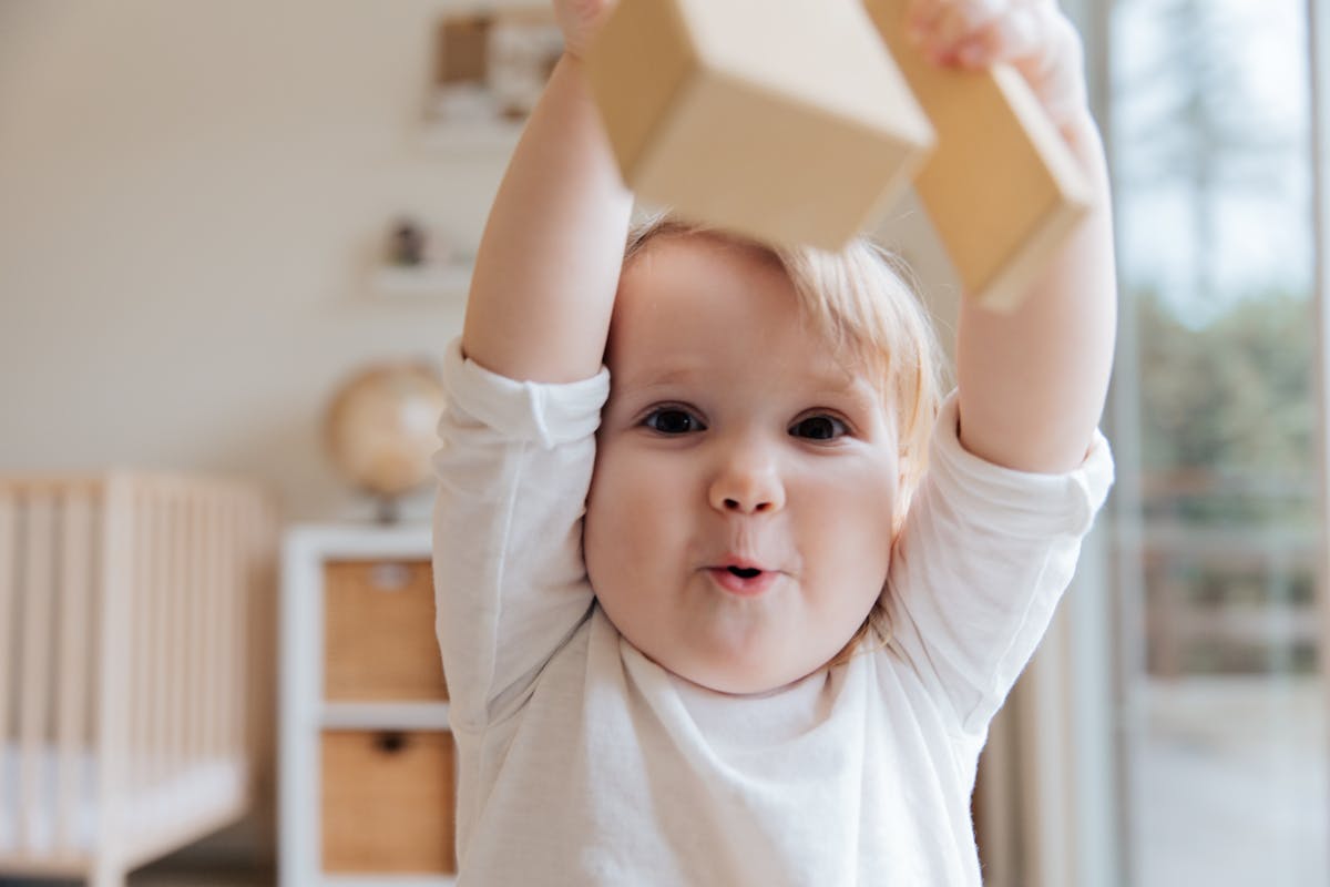 Bébé éveillé la nuit en pleine régression du sommeil dans son berceau