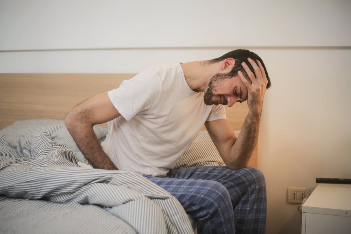Femme en routine du soir lisant un livre avant de dormir