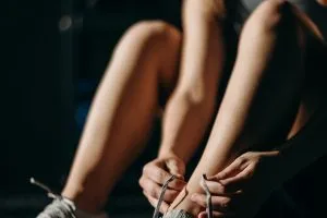 Sportif récupérant après l'entraînement par un sommeil profond
