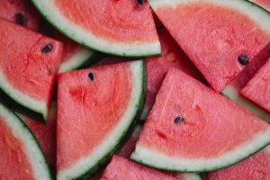 Repas léger du soir favorisant le sommeil avec tisane et fruits