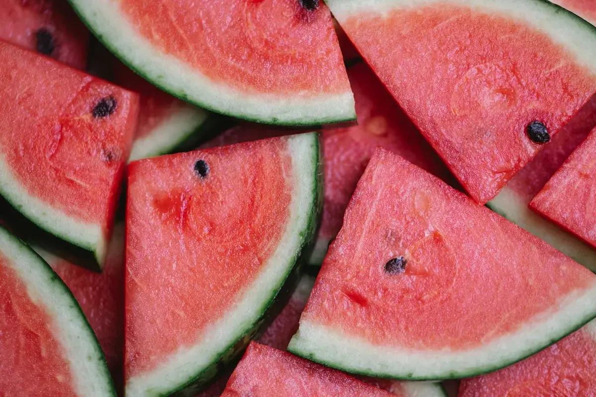 Repas léger du soir favorisant le sommeil avec tisane et fruits