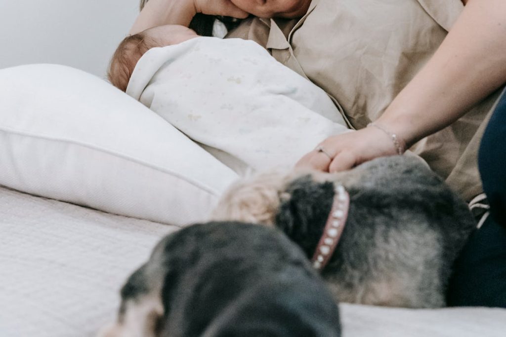 Jeune enfant insomniaque assis dans son lit la nuit incapable de dormir