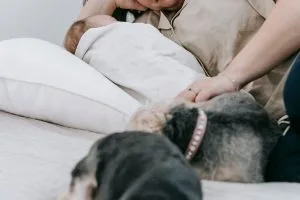 Jeune enfant insomniaque assis dans son lit la nuit incapable de dormir
