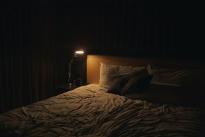 Personne insomnique eveillee la nuit
