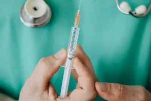 Médicaments somnifères posés sur table de nuit avec verre d'eau