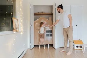 Nourrisson endormi paisiblement dans son lit après la routine du soir