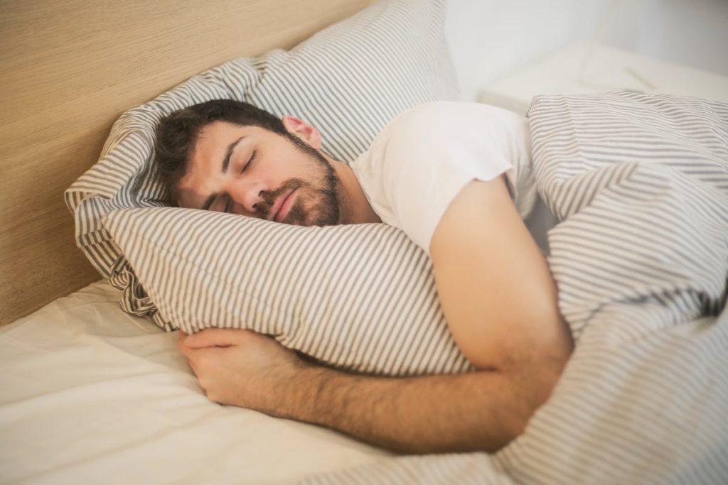 Femme allongée dans son lit dans le noir essayant de se rendormir