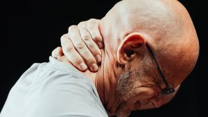 Homme souffrant de douleurs au cou après avoir dormi sans oreiller