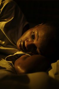 Homme allongé éveillé incapable de dormir la nuit