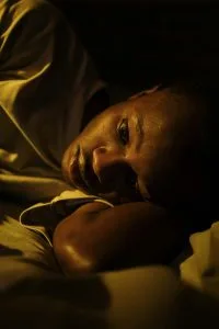 Homme epuise burnout eveille la nuit