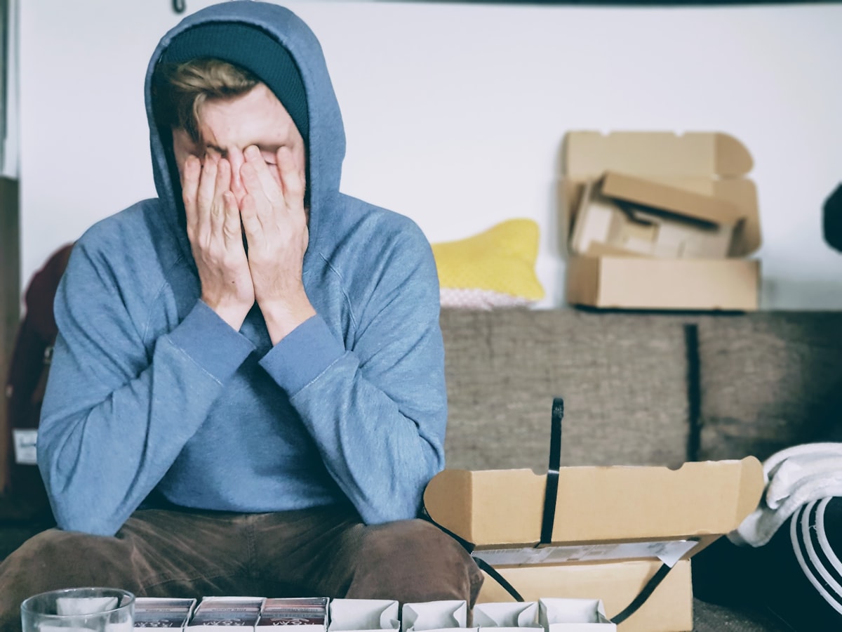Personne souffrant de narcolepsie endormie sur un bureau de fatigue