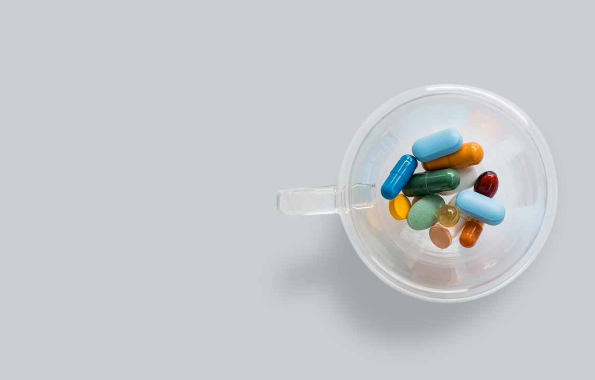 Personne allongee souffrant de reflux gastrique et brulures d estomac la nuit
