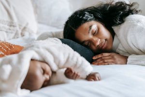Mère et nouveau-né dormant ensemble en cododo