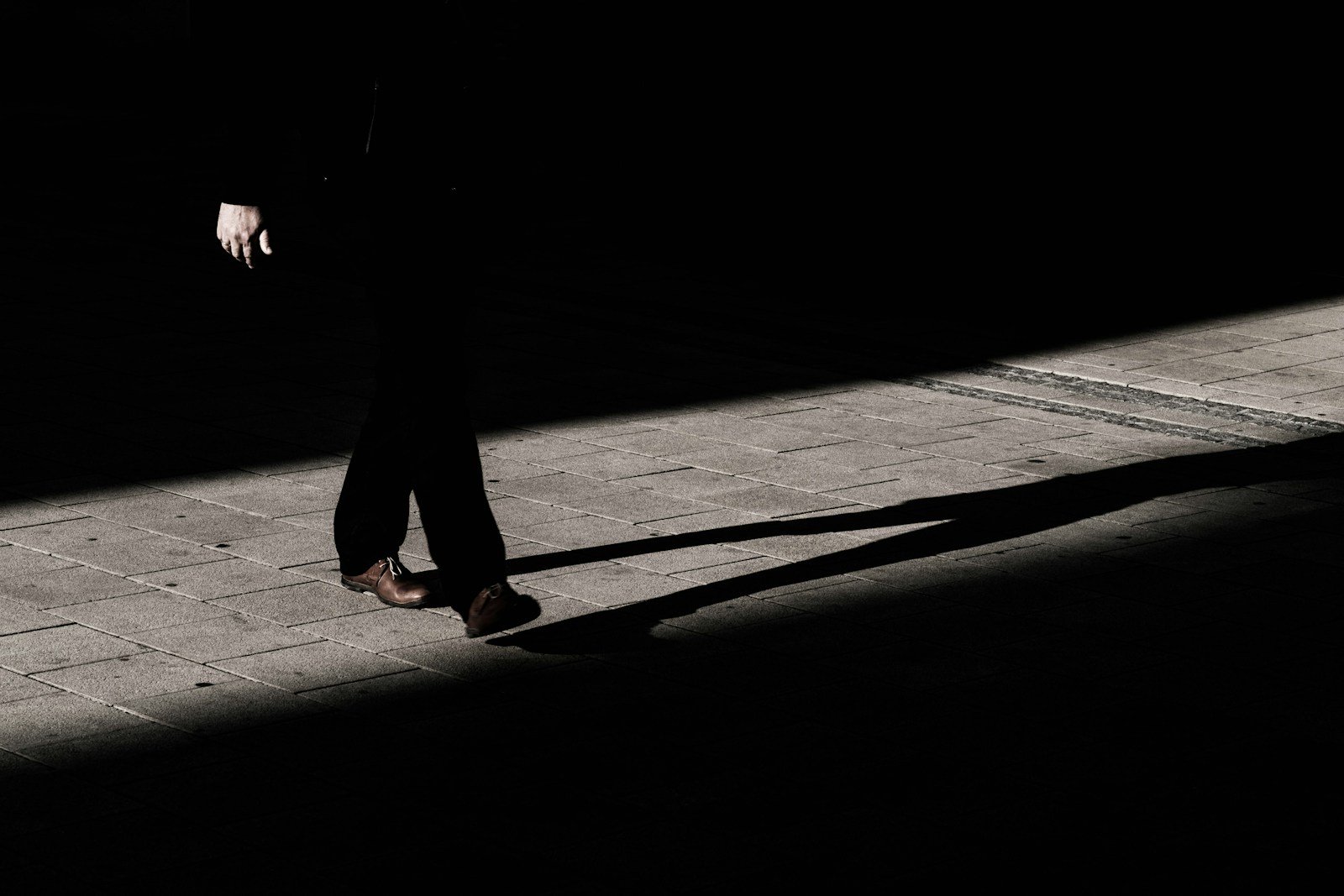 Silhouette d'une personne marchant la nuit, illustrant le somnambulisme